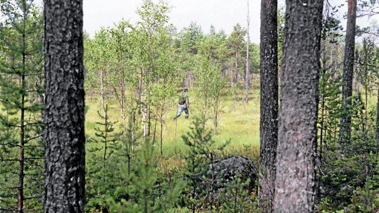 Varsinais-Suomen ympäristökeskuksen tutkijat kartoittavatsuon rajausta Natura 2000 ohjelmaa varten.