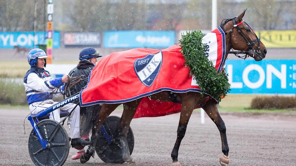 Karkaako Raviliiga-Travliga HIFK:n helmi Mascate Match ison meren taakse? Se nähdään joulukuussa. Seuraavaksi Mascate Match suuntaa Mikkelin sunnuntaiseen Eugen Pylvänäisen Muistoajoon.