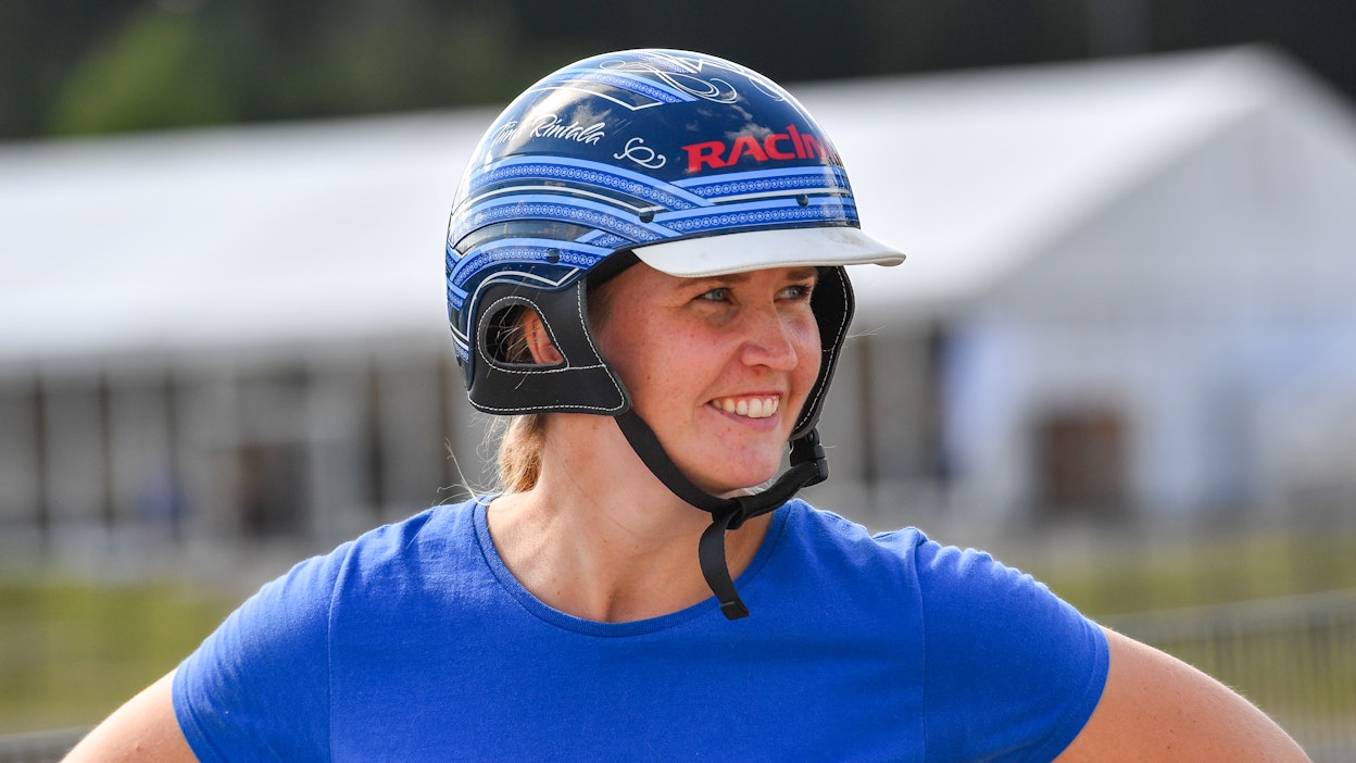 Tiina Rintalalla on keskiviikkona pitkä työpäivä. Paluu kotikonnuille venyy aamuyön puolelle.