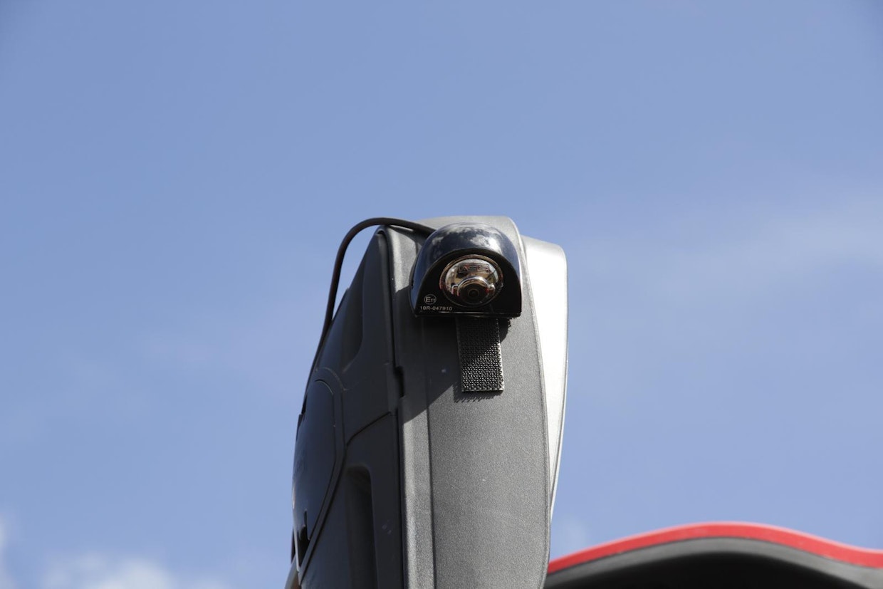 Katveturva tarjoaa maatalouskoneisiin asennettavaksi 360 asteen kamerajärjestelmää, jonka avulla kuljettaja voi tarkkailla traktorin ympäristöä lintuperspektiivistä. 4 kameran peruspaketin hinta on asennettuna noin 3 200 euroa (alv 0 %), järjestelmä on myös mahdollista vuokrata 3 vuoden sopimuksella 100 euron kuukausihintaan. (TV)