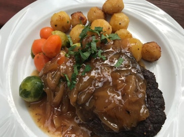 Jauhelihapihviannoksella lähti nälkä hyvin pitkäksi aikaa. Jokunen pottu taisi jäädä syömättä.