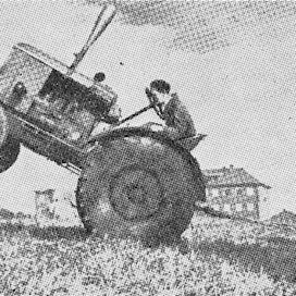 Traktoreiden määrä kasvoi moninkertaiseksi 1950-luvulla. Pelloilla tapahtuneet onnettomuudet vähenivät, mutta eivät loppuneet. Nostolaitteeseen kytketty työkone esti tehokkaasti ympärimenon, mutta työntövarren korvake oli kiusallisen helppo ja tehokas kiinnityspiste hinaustilanteissa. Suurin osa sotien jälkeisistä traktorisurmista lienee aiheutunut tämän kaltaisesta tilanteesta. Turvaohjaamot ovat vähentäneet onnettomuuksia, mutta kokonaan ne eivät ole loppuneet.