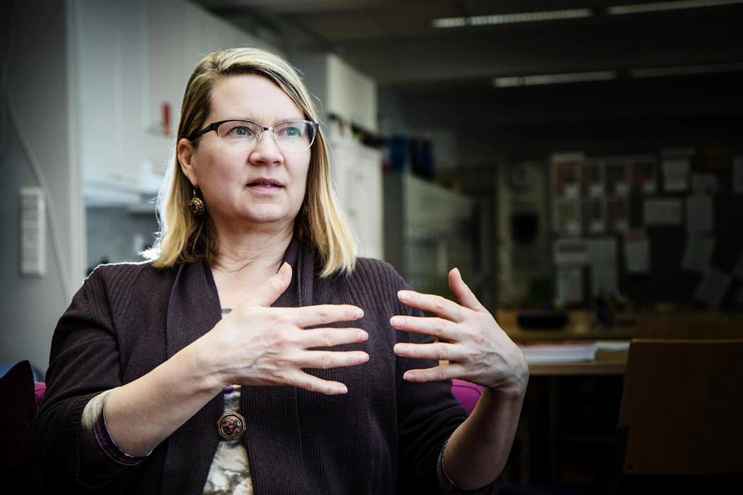 Kontiolahdella kaikki turvapaikanhakijalapset sekä -nuoret aloittavat opiskelun mahdollisimman nopeasti Suomeen tulon jälkeen, noin parissa viikossa, kertoo maahanmuuttajien opetuksesta vastaava opettaja Aija Vartiainen.