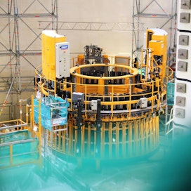 Olkiluodon kolmosreaktorin piti alun perin valmistua vuonna 2009, mutta voimalayksikön rakentaminen on viivästynyt lukuisia kertoja.