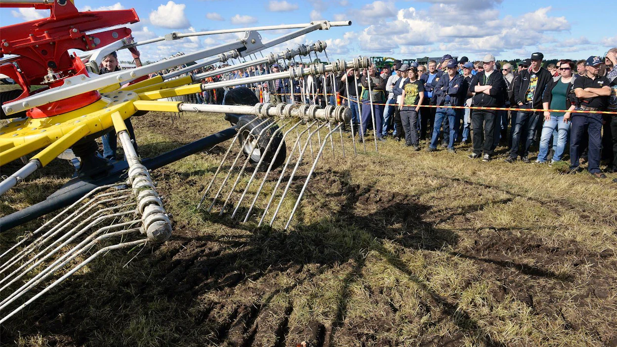 Konemyyjät ja -valmistajat esittelivät rehunkorjuukalustoa perjantaina Rehu-Rysky-tapahtumassa.