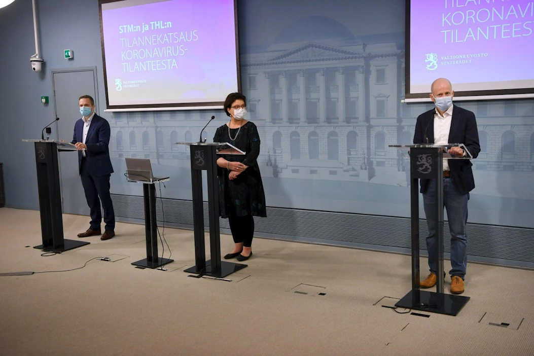 STM:n johtaja Pasi Pohjola ja strategiajohtaja Liisa-Maria Voipio-Pulkki sekä THL:n ylilääkäri Otto Helve (oik.) kertoivat koronatilanteesta torstaiaamuisessa tiedotustilaisuudessa.