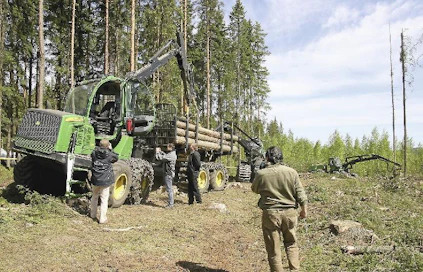 Kansainvälinen kutsuvierasjoukko sai Heinolan kupeessa esimakua John Deere ‑metsäkoneiden E-sukupolven ominaisuuksista. Uudistukset etenevät määrätietoisesti koko malliston läpi kone kerrallaan. Nyt nähtiin narun takaa harvesterit John Deere 1470 E ja 1270 E sekä uusi kuormatraktori 1510 E. Niiden sarjatuotanto alkanee vuoden lopulla.