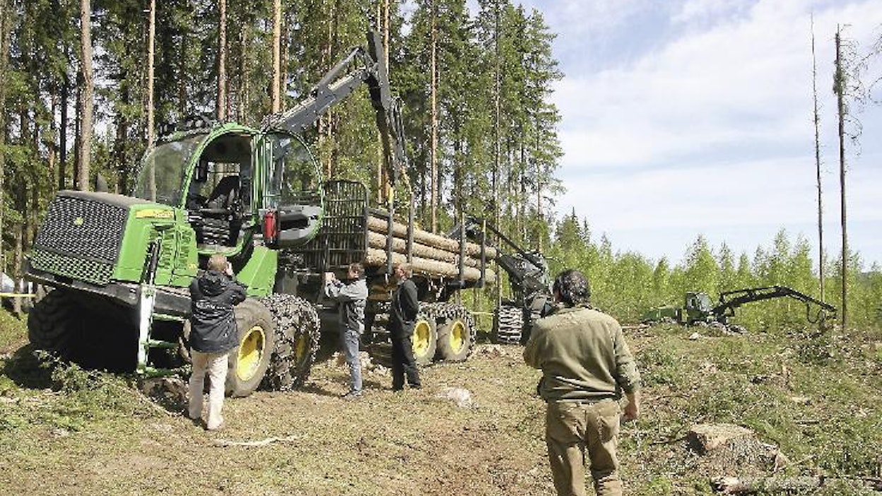Kansainvälinen kutsuvierasjoukko sai Heinolan kupeessa esimakua John Deere ‑metsäkoneiden E-sukupolven ominaisuuksista. Uudistukset etenevät määrätietoisesti koko malliston läpi kone kerrallaan. Nyt nähtiin narun takaa harvesterit John Deere 1470 E ja 1270 E sekä uusi kuormatraktori 1510 E. Niiden sarjatuotanto alkanee vuoden lopulla.