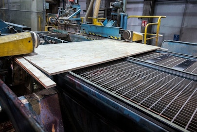 Lakot laajenevat ensi viikolla vaneritehtaisiin.