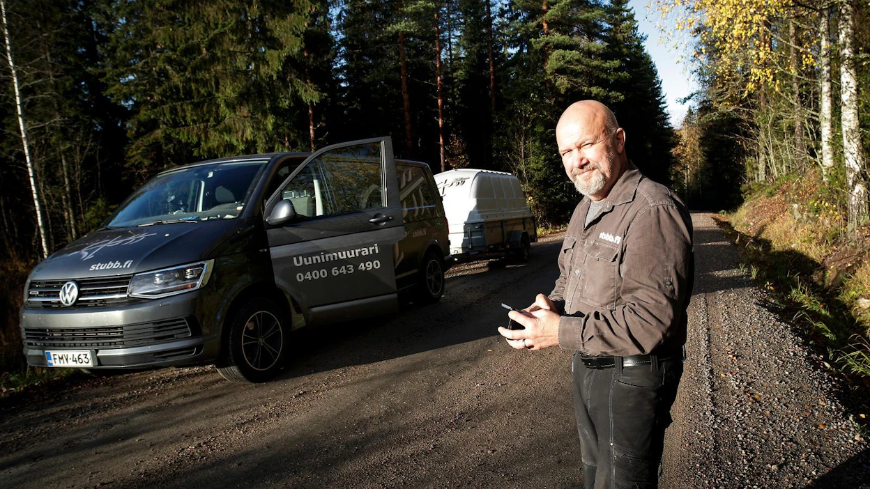 Sorateillä, jotka eivät paljon saa yhteiskunnan rahaa, pitäisi veron olla alempi kuin moottoriteillä, paljon pikkuteitä ajava muurari Petteri Stubb Jyväskylästä arvioi ministeri Matti Vanhasen tavoin. Nykyinen polttoainevero on jo tavallaan kilometrivero. Liikenneministeri Timo Harakka pitää bensaveroa epäoikeudenmukaisena paljon maaseudulla ajavia kohtaan.