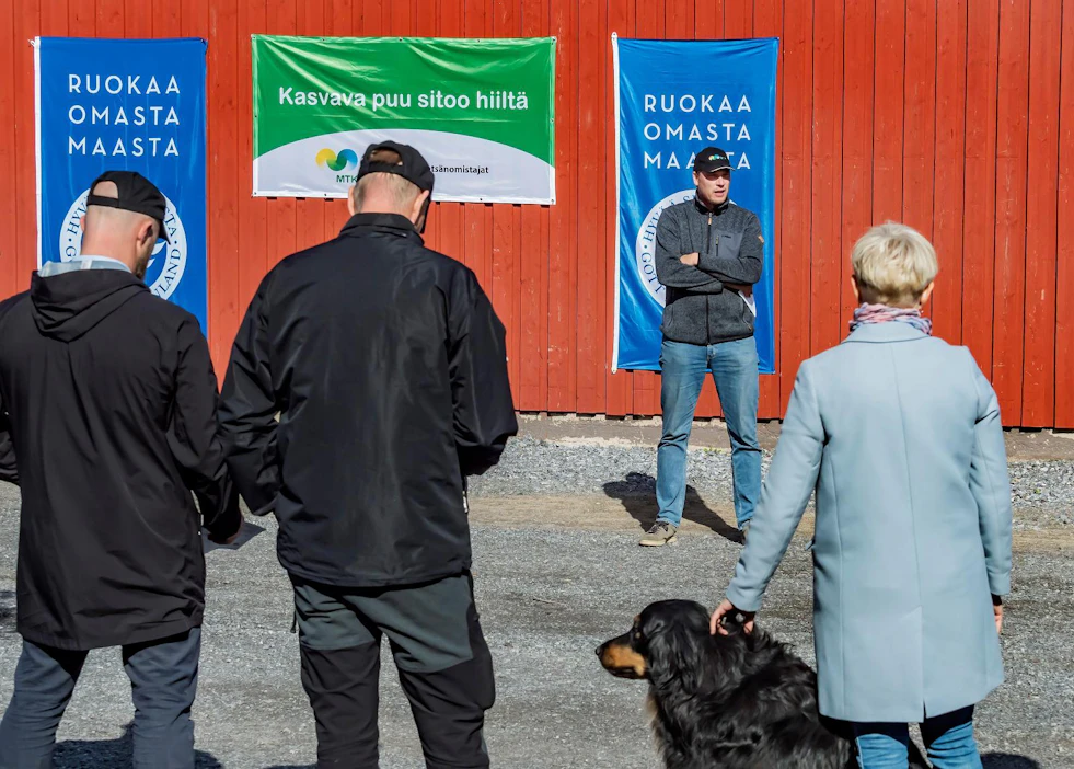 MTK-Etelä-Pohjanmaan puheenjohtaja Timo Kankaanpää kertoi maa- ja metsätalouden ilmastotyöstä perjantaina tilaisuudessa, joka järjestettiin Rantalan tilalla Lapualla. Kankaanpäätä kuuntelevat MTK:n kenttäpäällikkö Mikko Syri, Metsänhoitoyhdistys Etelä-Pohjanmaan metsäasiantuntija Olli Turja ja broilerintuottaja Suvi Rantala sekä Elvis, joka on Rantalan tilan viisivuotias hovawart.
