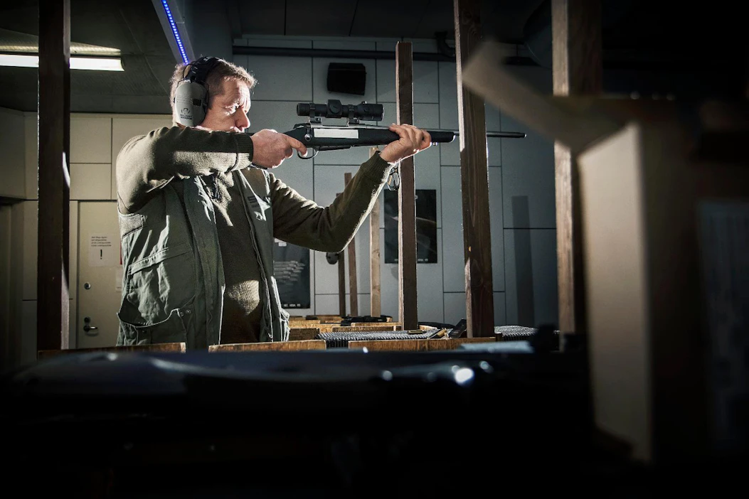 Sako Shooting Centerin toimitusjohtaja Matti Myllynen on intohimoinen metsästäjä, joka metsästää myös jousella. Hän kasvattaa jämtlanninpystykorvia Karhunkaatajan-kennelnimellä.