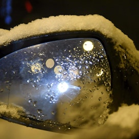 Lumi- ja vesisateet voivat heikentää ajokeliä lähipäivinä. LEHTIKUVA / Heikki Saukkomaa