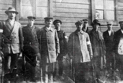 Sisällissota muistetaan yhä hieman eri tavoin eri puolilla Suomea. Näkemykset sodasta pohjautuvat ihmisten erilaisiin kokemuksiin. Valkokaartilaisia Hyvinkäällä vuonna 1918.