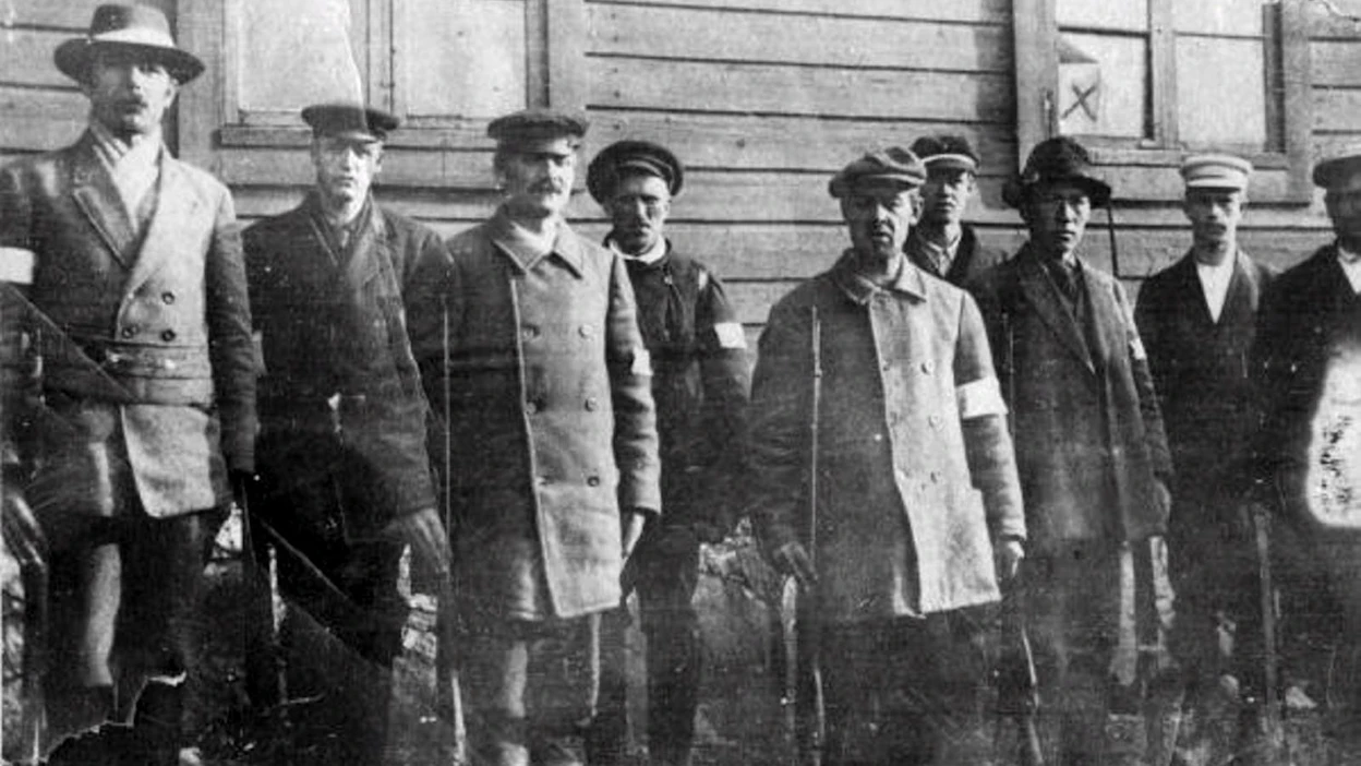 Sisällissota muistetaan yhä hieman eri tavoin eri puolilla Suomea. Näkemykset sodasta pohjautuvat ihmisten erilaisiin kokemuksiin. Valkokaartilaisia Hyvinkäällä vuonna 1918.