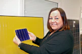Aurinkopaneelit kootaan 0,2 millin paksuista kennoista, kertoo toimitusjohtaja Anu Areva Salo Solarilta.