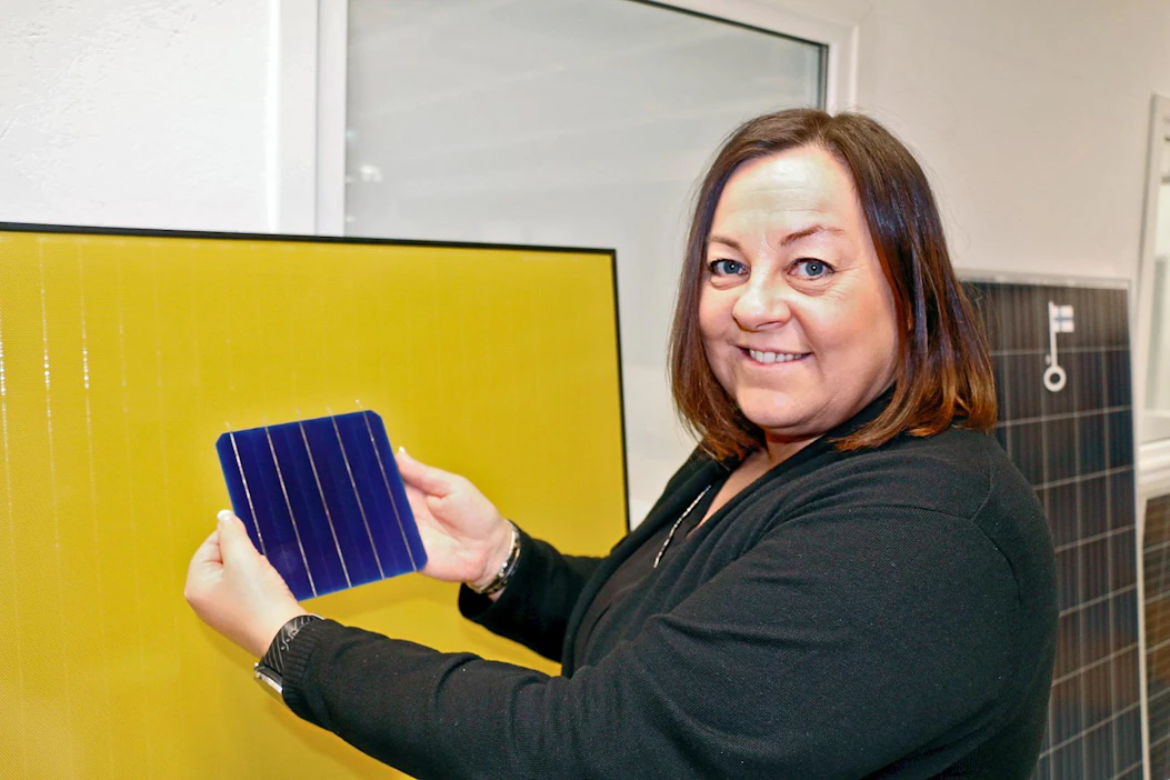 Aurinkopaneelit kootaan 0,2 millin paksuista kennoista, kertoo toimitusjohtaja Anu Areva Salo Solarilta.