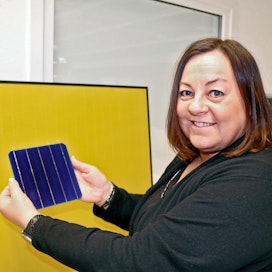Aurinkopaneelit kootaan 0,2 millin paksuista kennoista, kertoo toimitusjohtaja Anu Areva Salo Solarilta.