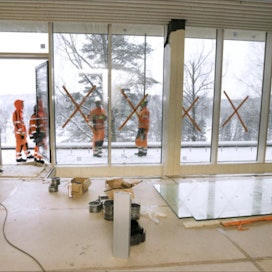 Työmiehet viimeistelevät luontokeskuksen sisätöitä. Kolmikerroksisesta rakennuksesta avautuu näkymä Nuuksion Pitkäjärvelle. Yleisölle Haltia avataan toukokuussa. Jaana Kankaanpää