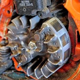 Magneettosytytys on pienmoottoreissa rakennettu vahtipyörän yhteyteen. Sytytysvirran muodostamiseen tarvittavat kestomagneetit (kuvan tapauksessa 3 kpl) on kiinnitetty vauhtipyörään ja puola on vauhtipyörän ulkolaidalla tai se voi olla joissain moottoreissa sen sisäpuolella.