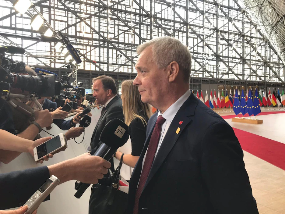 Antti Rinne otti Brysselissä vastaan kansainvälisen median sunnuntaina iltapäivällä. Kuva Rinteen omalta Twitter-tililtä.