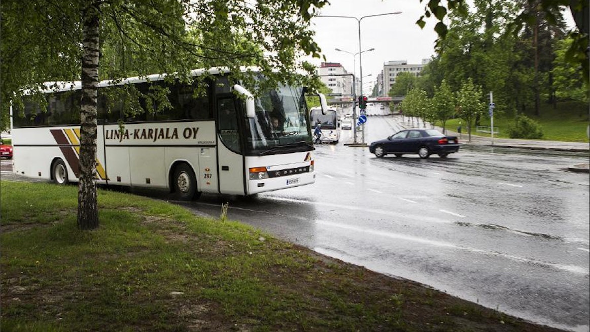 Junavuorojen vähentämisen rinnalla monia bussi-vuorojakin uhkaa loppuminen kannattamattomina ellei liikenne- ja viestintä-ministeriö tee nopeita ratkaisuja. pentti vänskä