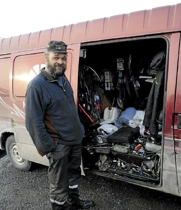 Huoltoyrittäjän autosta löytyy kaikki tarpeellinen. Käsityökaluja pitää olla niin runsaasti, ettei niitä tarvitse etsiä.