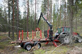 Iisalmessa toimiva Farmi Forest Oy on ollut traktoreiden metsävarusteiden valmistajana edelläkävijä. Vinssivalmistus alkoi jo vuonna 1962 ja Farmi-puutavarakuormaimet ja -perävaunut tulivat markkinoille 1980. Koneviesti kokeili talven 2021 aikana valmistajan 11-tonnista yhdistelmää.