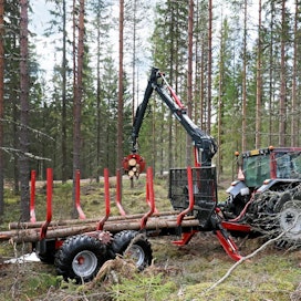 Iisalmessa toimiva Farmi Forest Oy on ollut traktoreiden metsävarusteiden valmistajana edelläkävijä. Vinssivalmistus alkoi jo vuonna 1962 ja Farmi-puutavarakuormaimet ja -perävaunut tulivat markkinoille 1980. Koneviesti kokeili talven 2021 aikana valmistajan 11-tonnista yhdistelmää.