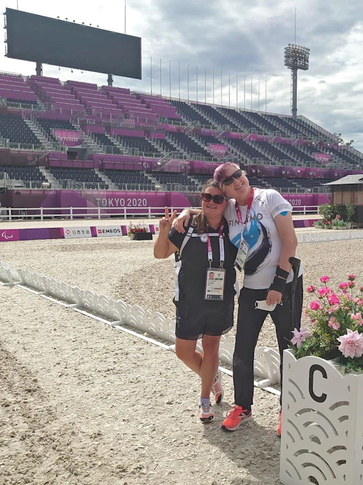 Pia-Pauliina Reitti ja Katja Karjalainen tutustumassa paralympialaisten kilpailupaikkaan Tokiossa.