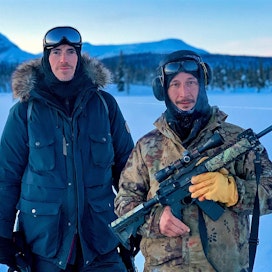 Simon Reeve (vas.) pääsee seuraamaan, kuinka karibupeuroja metsästetään moottorikelkkojen kyydistä. Metsästäjä Charlie Swaney asuu Arctic Villagessa Alaskassa..