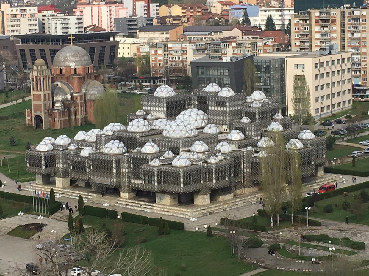 Kosovon itämaishenkisessä kansalliskirjastossa on 73 pientä kupolia.