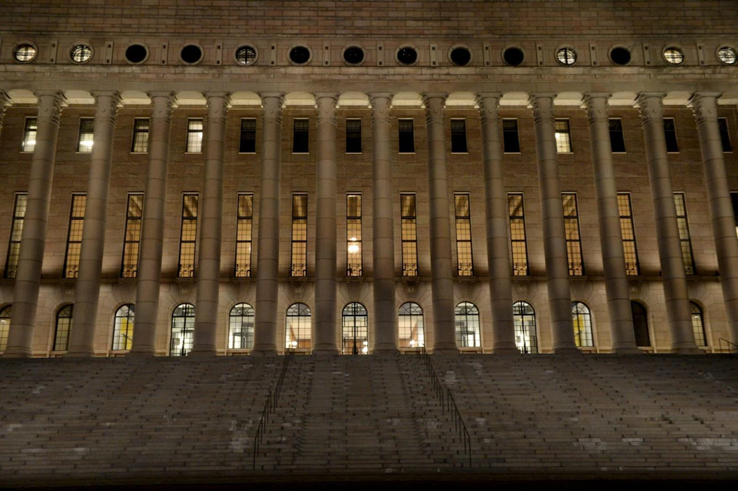 Eduskunnan käsittelyyn tulee muun muassa ravintoloiden sulkemista koskeva asetus ja valmiuslain nojalla annettujen toimivaltuuksien pidentäminen. LEHTIKUVA / MIKKO STIG