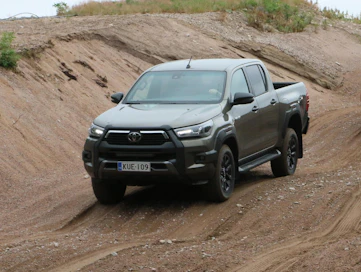 Tuomaristo nosti Hiluxin vahvuuksiksi mm. voimalinjan sekä käsiteltävyyden. Myös auton monikäyttöisyys keräsi kiitosta.