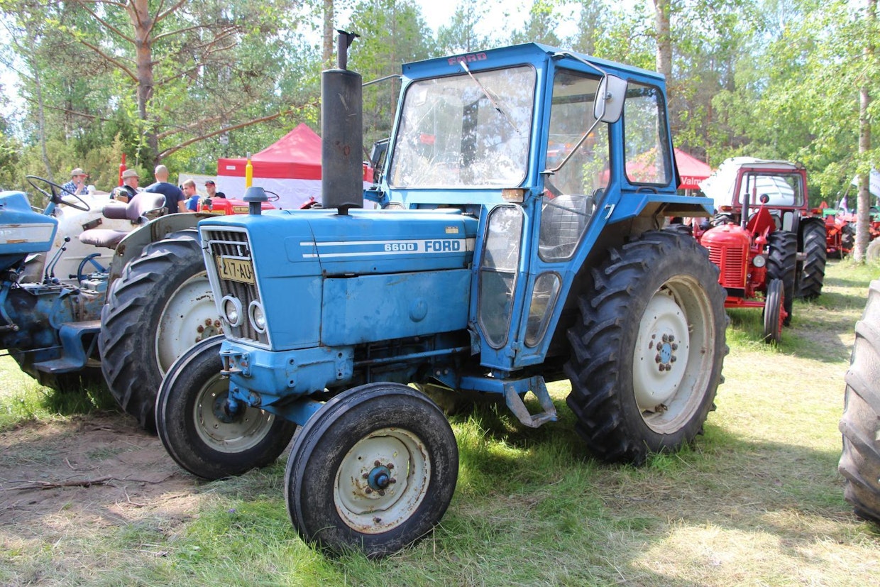 Tonni-Fordit korvattiin vuoden 1975 lopulla 600-sarjan traktoreilla. Uudessa mallistossa Ford 5000 oli jaettu malleiksi 5600 ja 6600, eroa oli 3,8- ja 4,2-litraisissa moottoreissa, tehoiltaan 67 ja 77 hv. Vientimalleihin asennettiin puolen vuoden ajan kuvan Hara-ohjaamot, jonka jälkeen ne korvattiin Fordin omilla Q-ohjaamoilla. (Oulainen)