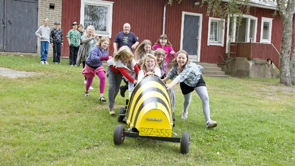 Hannu-vaari rakensi yhdessä lasten kanssa puisen kilpa-auton, jolla osallistuttiin Turun kouluvaarien mäkiautokisoihin. Mestaruus tuli.