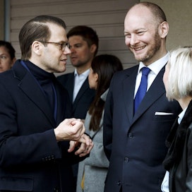 Sinisten puheenjohtaja Sampo Terho vieraili helsinkiläiskoulussa yhdessä Ruotsin prinssi Danielin kanssa. LEHTIKUVA / RONI REKOMAA
