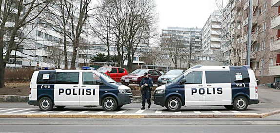 Suomalaiset poliisiautot olivat vielä 1940-luvulla hyvin tummia, sinivalkoinen väritys tuli vasta myöhemmin.