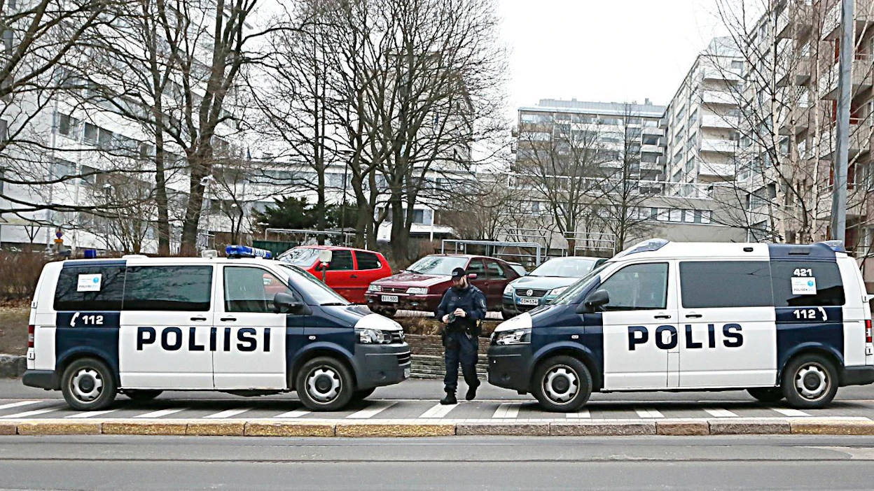 Suomalaiset poliisiautot olivat vielä 1940-luvulla hyvin tummia, sinivalkoinen väritys tuli vasta myöhemmin.
