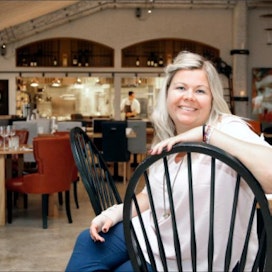 Jenny Björklund emännöi kolme vuotta sitten valmistunuta Smakbytä. Ravintolasaliin mahtuu 150 henkeä. Jaana Kankaanpää