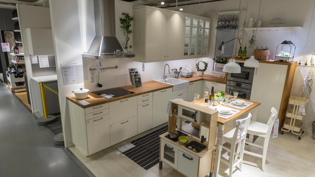 Ikean keittiötyyliä Tampereen myymälässä. Ikea on suomalaisen kalustekaupan ylivoimainen ykkönen ja ketju, joka ilmoittaa yksiselitteisesti, ettei se myy mitään Suomessa valmistettuja tuotteita. Ikea-tuotteissa ei lähes varmasti ole myöskään käytetty suomalaista puuta, sillä vain alle prosentti Ikean käyttämästä puusta on peräisin Suomesta.