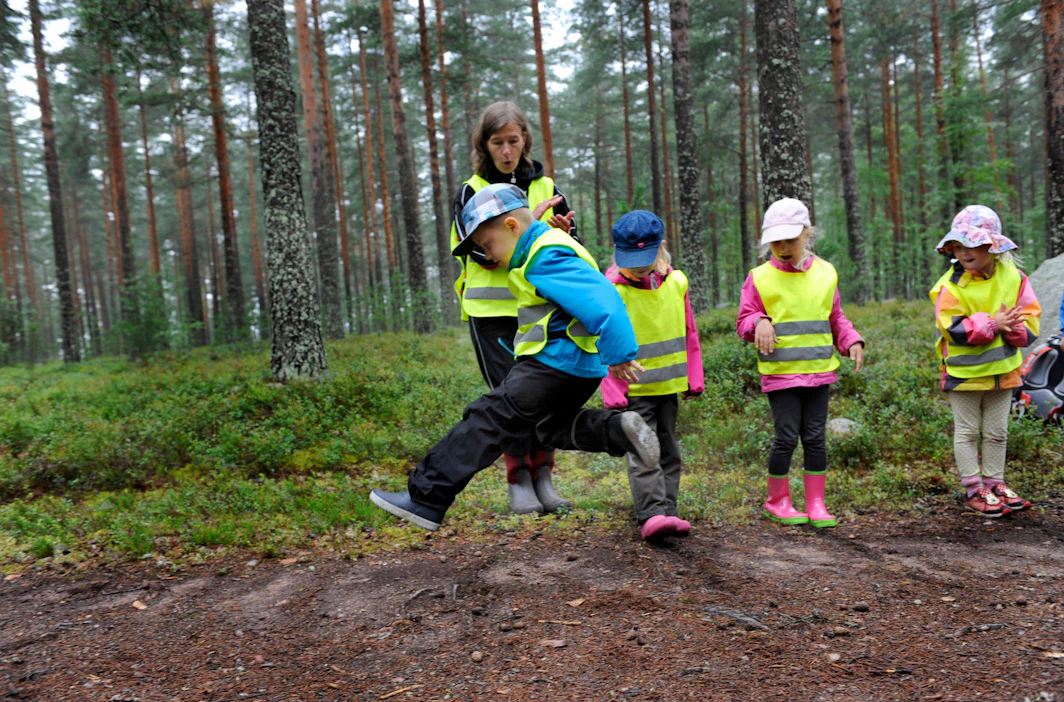 Tapahtumapäivän järjestäjät kannustavat viemään lapset ja nuoret luokkahuoneista luontoon oppimaan vaikka joka päivä.