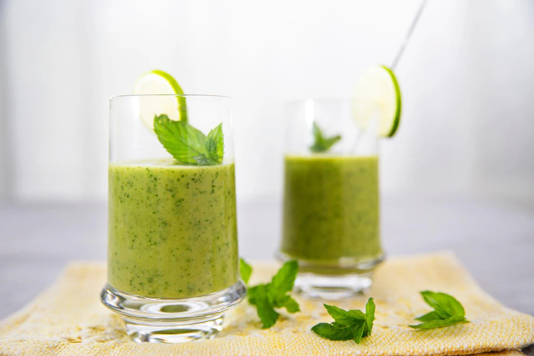 Tässä smoothiessa on limeä, minttua ja kurkkua. Mutta voisiko sen tulevaisuudessa valmistaa hyödyntämällä nurmea?