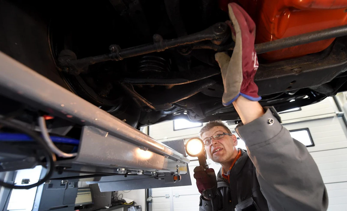 Nykyisin Suomessa vaaditaan muun muassa henkilöautoilta määräaikaiskatsastuksia useammin kuin mitä EU-sääntöjen mukaan tarvittaisiin. LEHTIKUVA / VESA MOILANEN