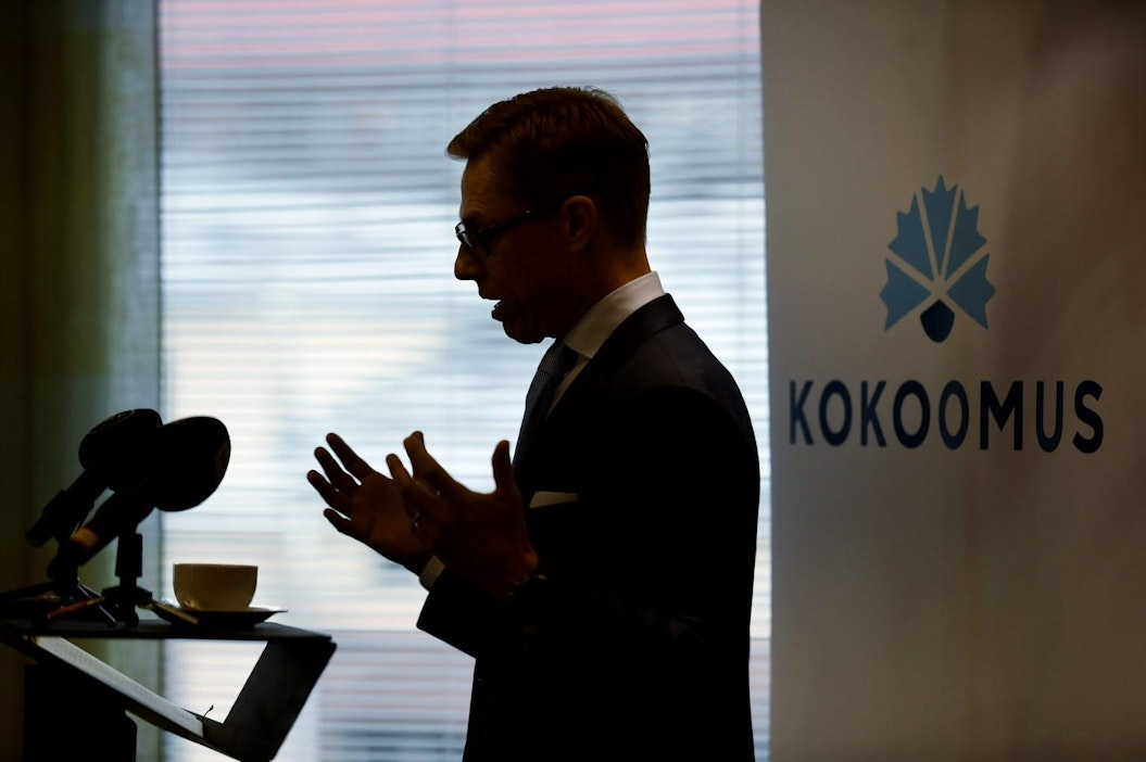 Kokoomusvaikuttajat asettuivat puheenjohtaja Stubbin tueksi. LEHTIKUVA / ANTTI AIMO-KOIVISTO