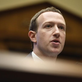 Mark Zuckerberg oli huhtikuussa Yhdysvaltain senaatin kuultavana samasta asiasta.