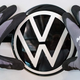 Euroopan unioni kehottaa autovalmistaja Volkswagenia maksamaan korvauksia kaikille eurooppalaisille asiakkailleen niin kutsutun dieselgate-päästöskandaalin vuoksi. LEHTIKUVA/AFP
