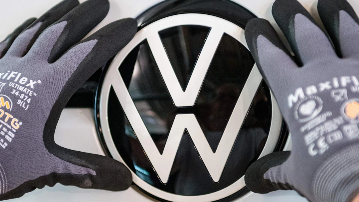 Euroopan unioni kehottaa autovalmistaja Volkswagenia maksamaan korvauksia kaikille eurooppalaisille asiakkailleen niin kutsutun dieselgate-päästöskandaalin vuoksi. LEHTIKUVA/AFP