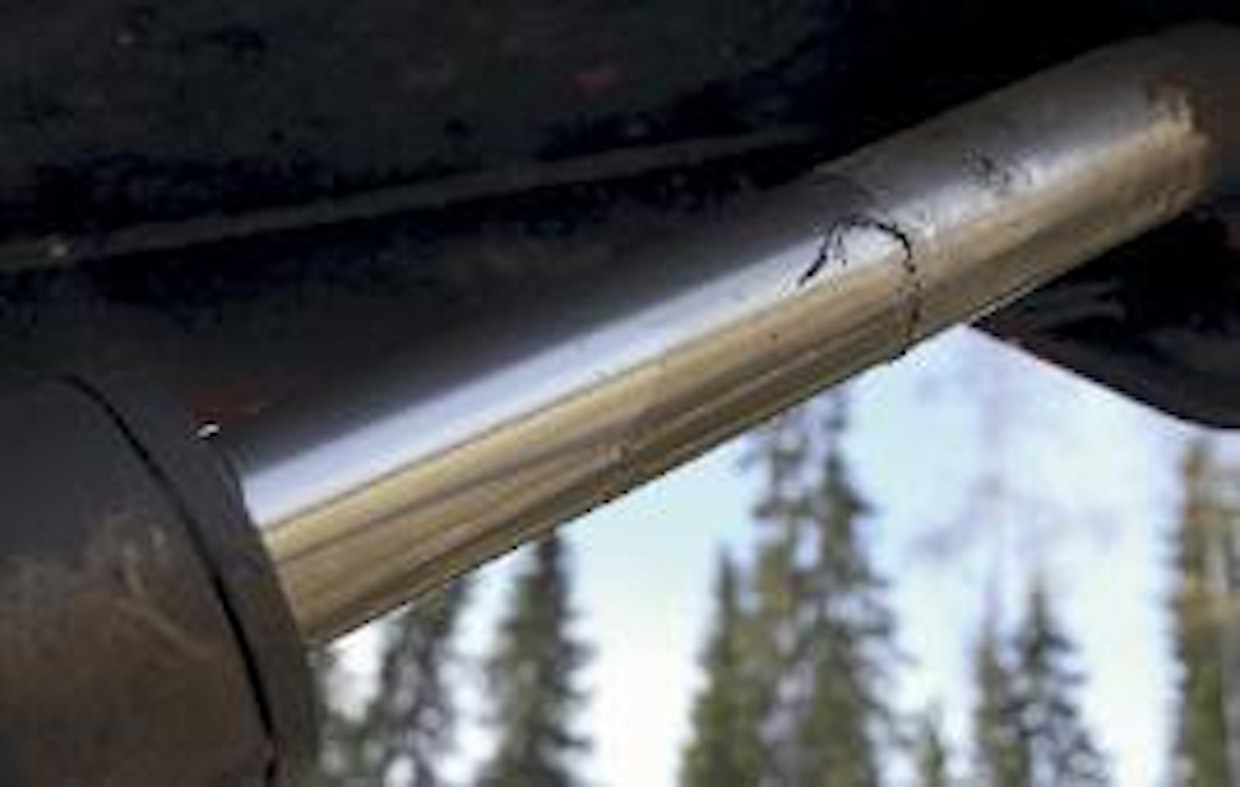 Tiivisteiden vaihtaminen vuotaviin sylintereihin ei ole vaikea operaatio, mutta kolhuiset varret voivat vaatia vaihtamista tai korjauskromausta. Erityisesti kaivusylinteri on vaaravyöhykkeessä.