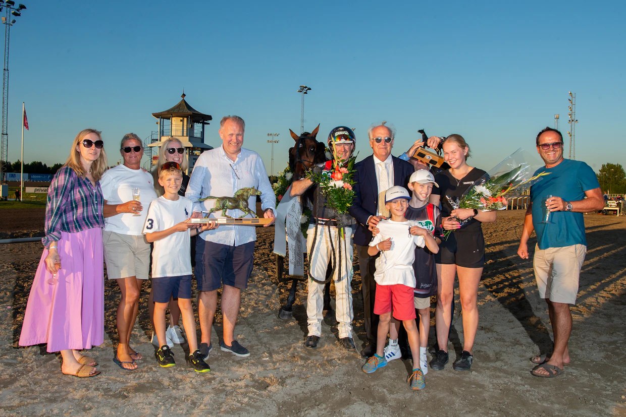 Johan Untersteiner ohjasti Jerry Riordanin valmentaman ja Veera Venäläisen hoitaman Far Wise Asin 500 000 kruunun arvoiseen Breeders Coursen finaalin voittoon.
